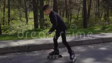 夏天公园里穿着皮夹克的时髦少年骑着溜冰鞋